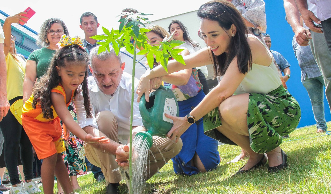 prefeito plantando uma muda com uma criança
